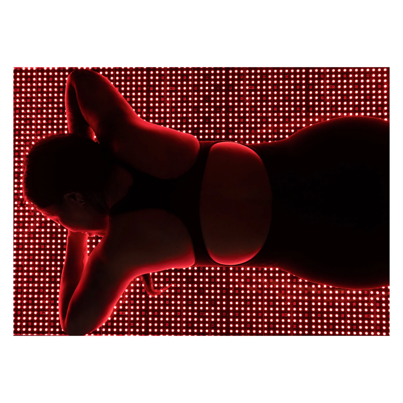 Body Balance System OvationLITE Zero Gravity Red & Infrared Light Bed – person lying on the red LED surface