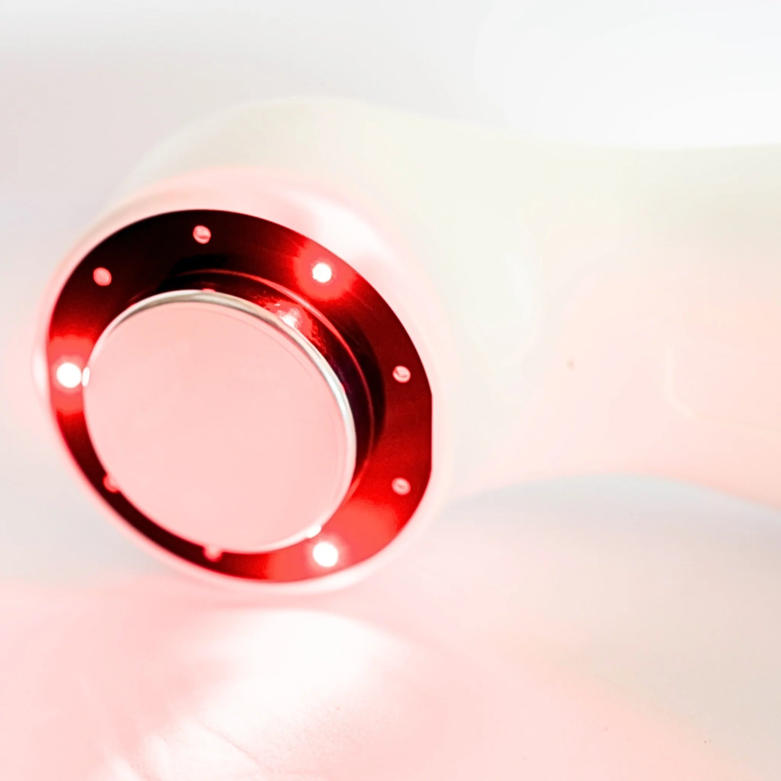 Close-up of the Lasonic applicator face surrounded by red light indicators