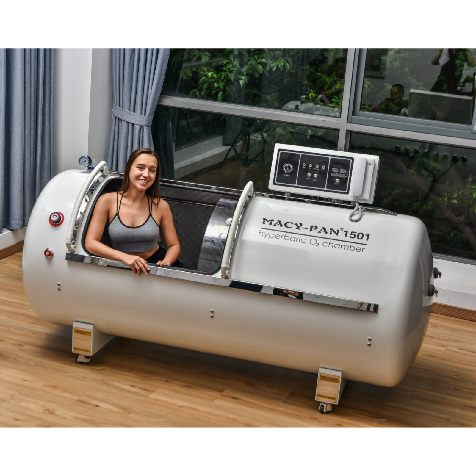 Macy-Pan HP1501 Hard-Shell Lying Hyperbaric Chamber – woman smiling inside the white chamber