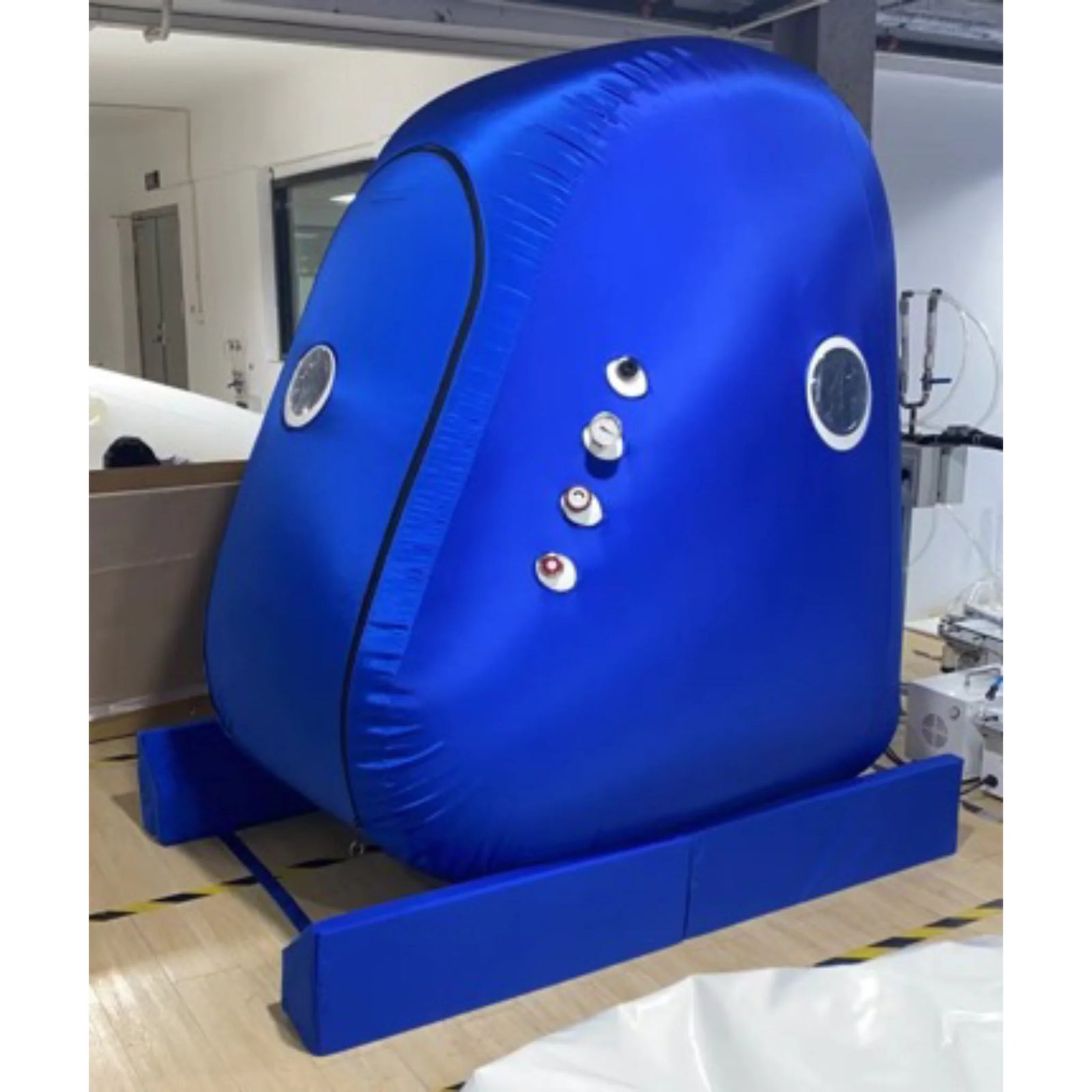 Macy-Pan MC4500 Vertical Soft Hyperbaric Chamber – chamber at an angle