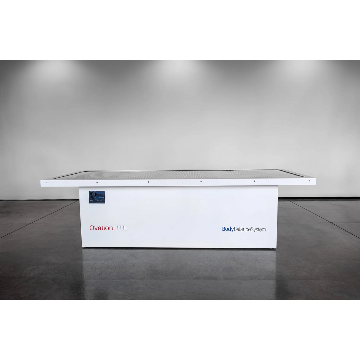 Body Balance System OvationLITE Zero Gravity Red & Infrared Light Bed – bed in a gray studio