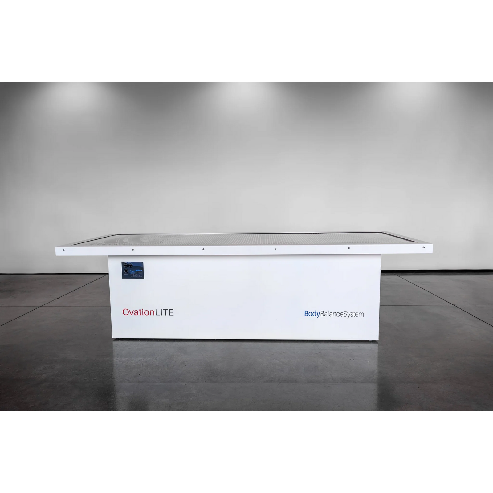 Body Balance System OvationLITE Zero Gravity Red & Infrared Light Bed – bed in a gray studio