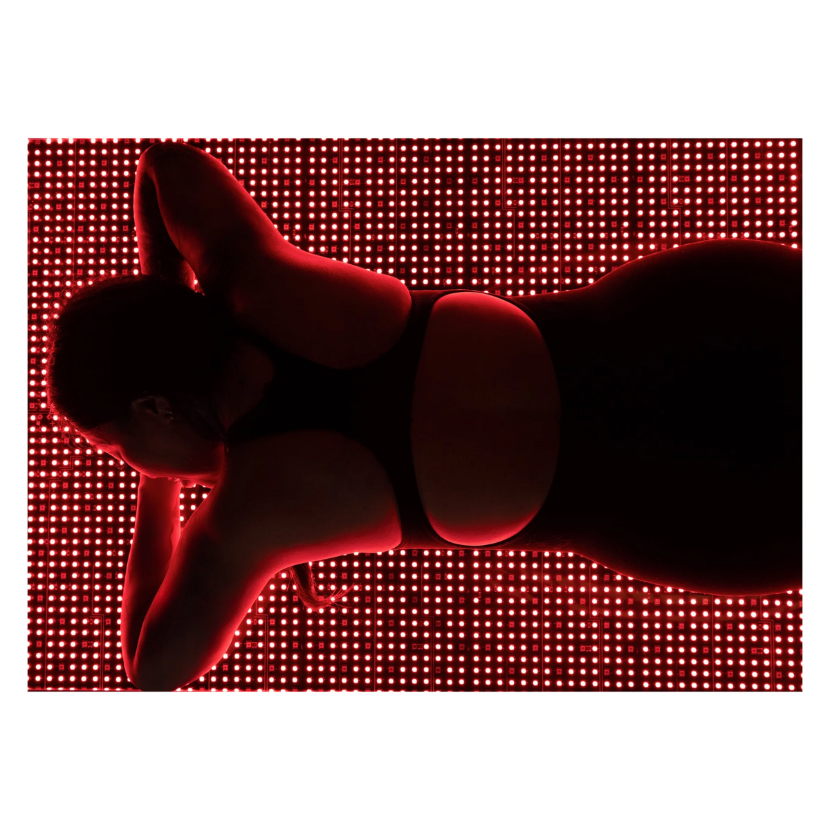 Body Balance System OvationLITE Zero Gravity Red & Infrared Light Bed – person lying on the red LED surface