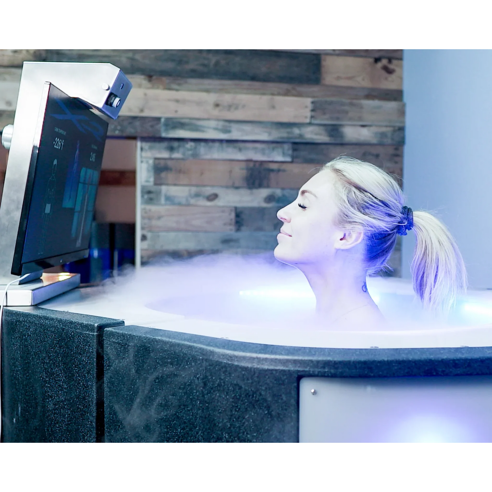 Cryo Innovations XR Cryo Chamber Lite – woman in the cold vapor basin