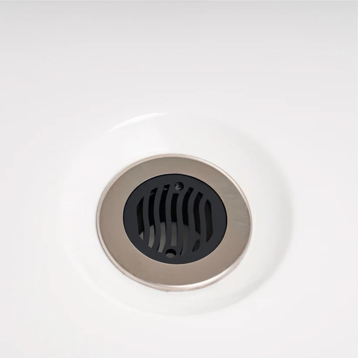 Cryo Innovations XR Cryo Plunge – drain cover close-up