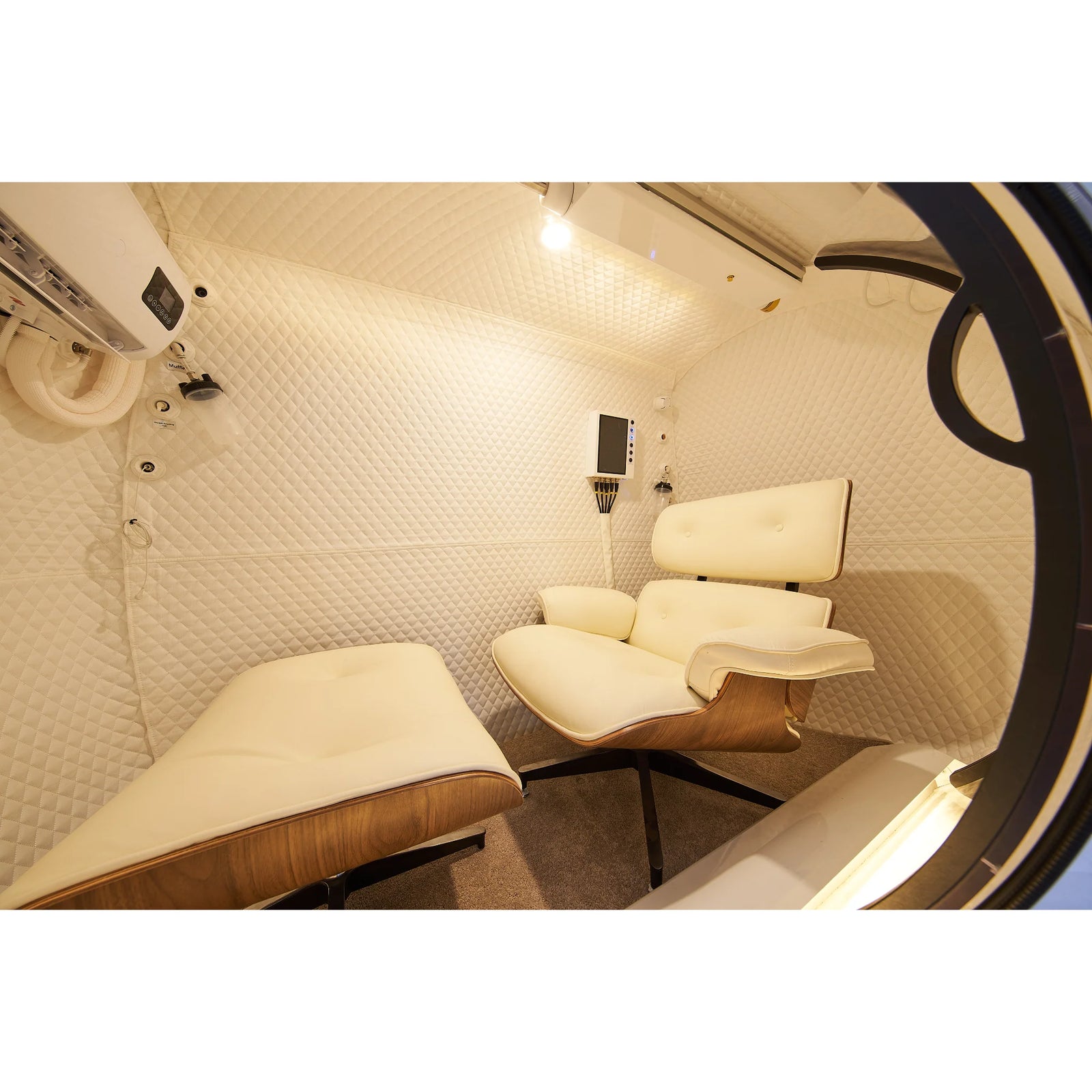 Macy-Pan HE5000 Mini Multiplace Hard-Shell Hyperbaric Chamber – interior with two lounge chairs