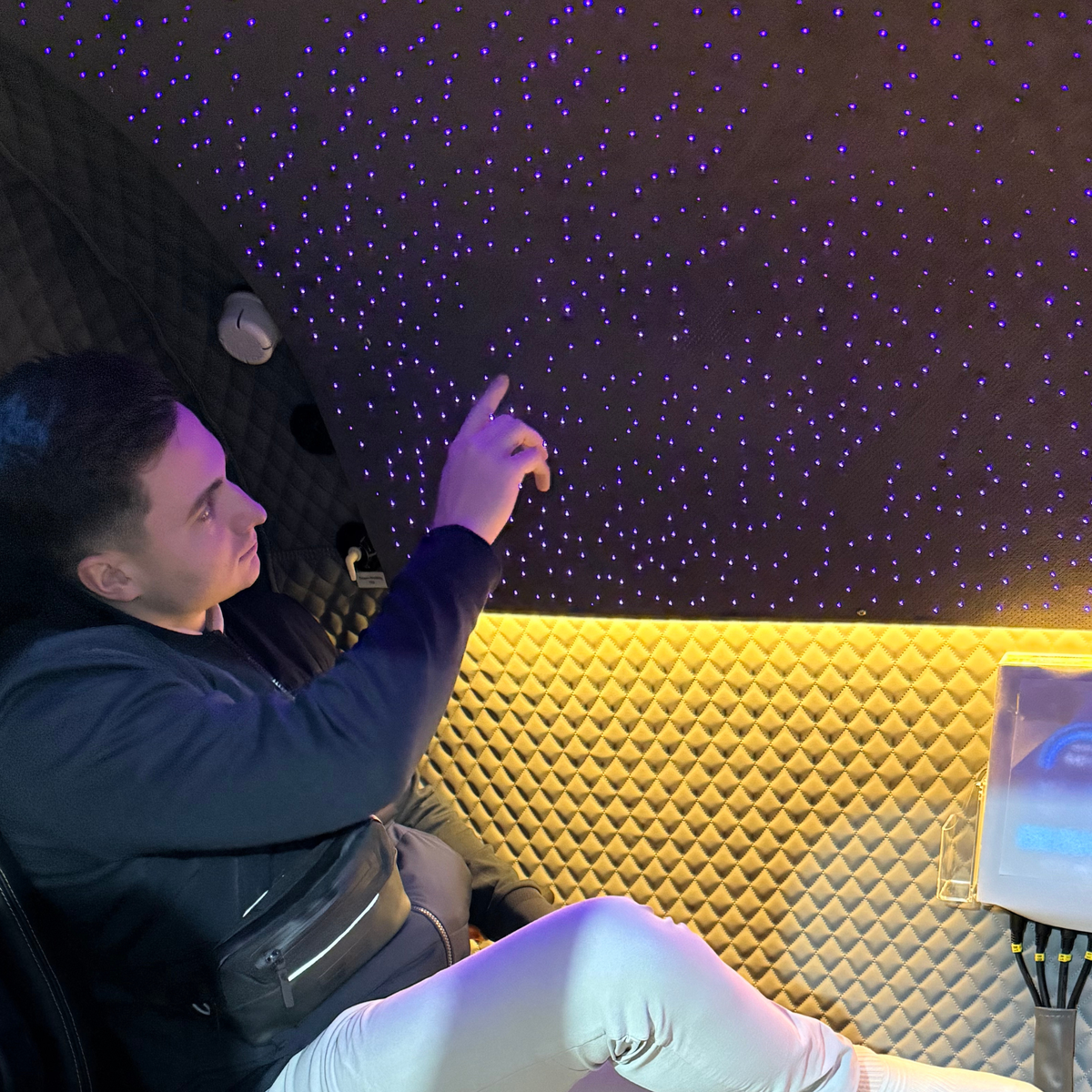 Macy-Pan HE5000 Mini Multiplace Hard-Shell Hyperbaric Chamber – man pointing at the starlight ceiling