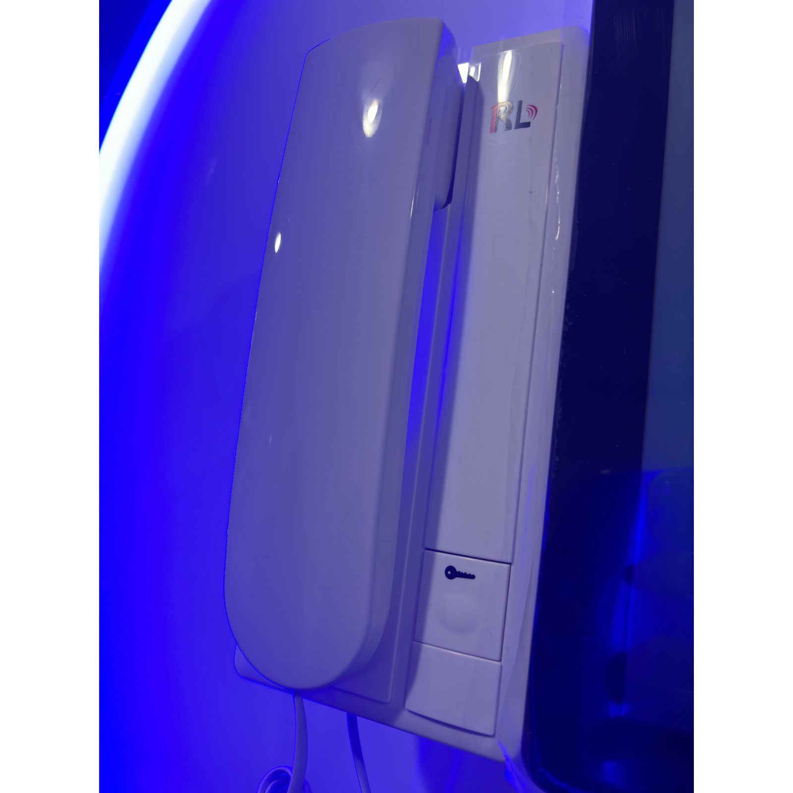 Macy-Pan HE5000 Multiplace Hard-Shell Hyperbaric Chamber – intercom phone on the wall