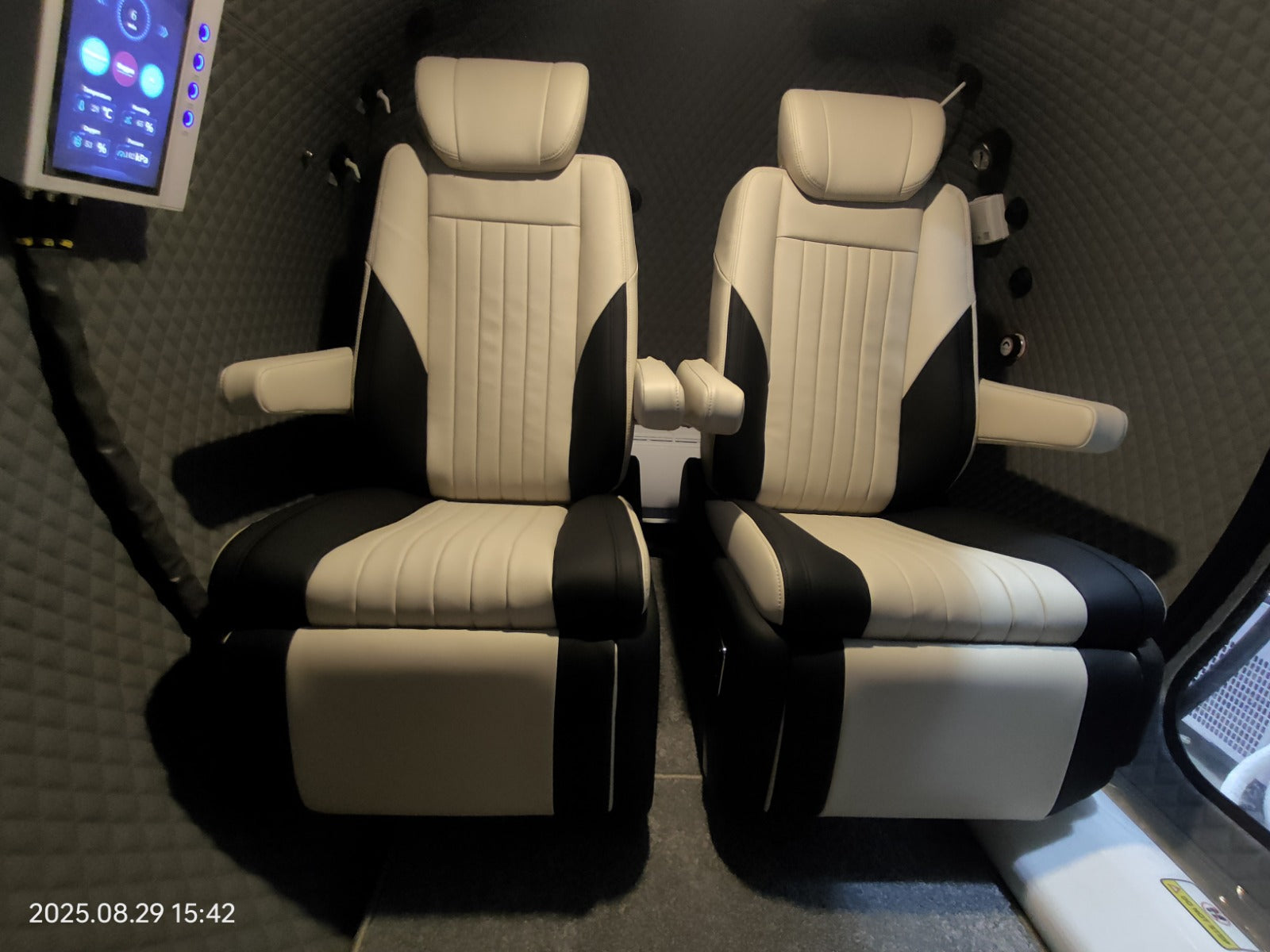 Macy-Pan HE5000 Multiplace Hard-Shell Hyperbaric Chamber – two seats inside the chamber
