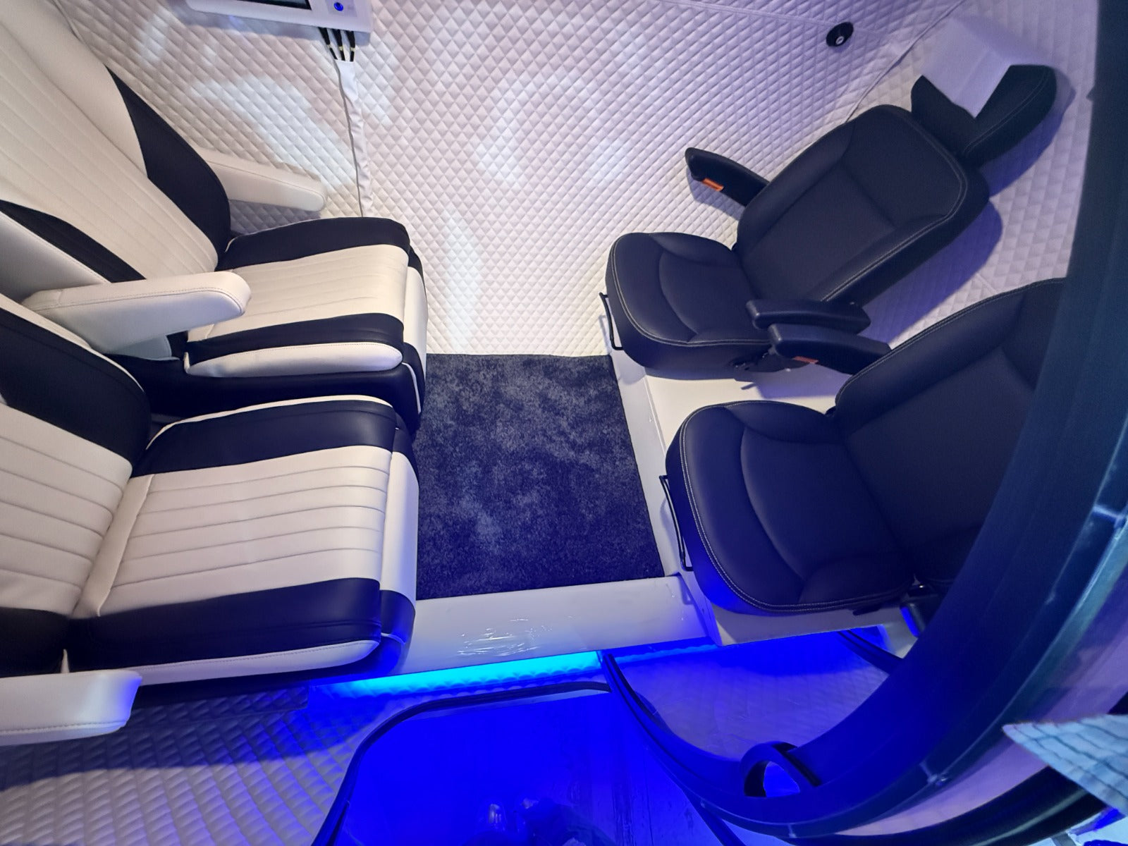 Macy-Pan HE5000 Plus Multiplace Hard-Shell Hyperbaric Chamber – interior with white and black seats