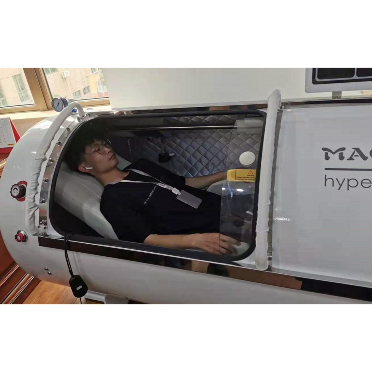 Macy-Pan HP1501 Hard-Shell Lying Hyperbaric Chamber – man lying inside the chamber