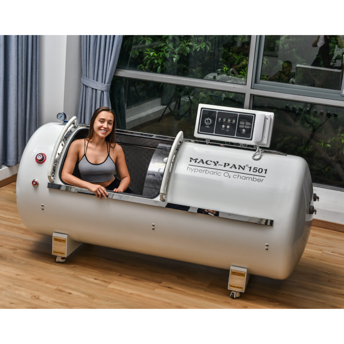 Macy-Pan HP1501 Hard-Shell Lying Hyperbaric Chamber – woman smiling inside the white chamber