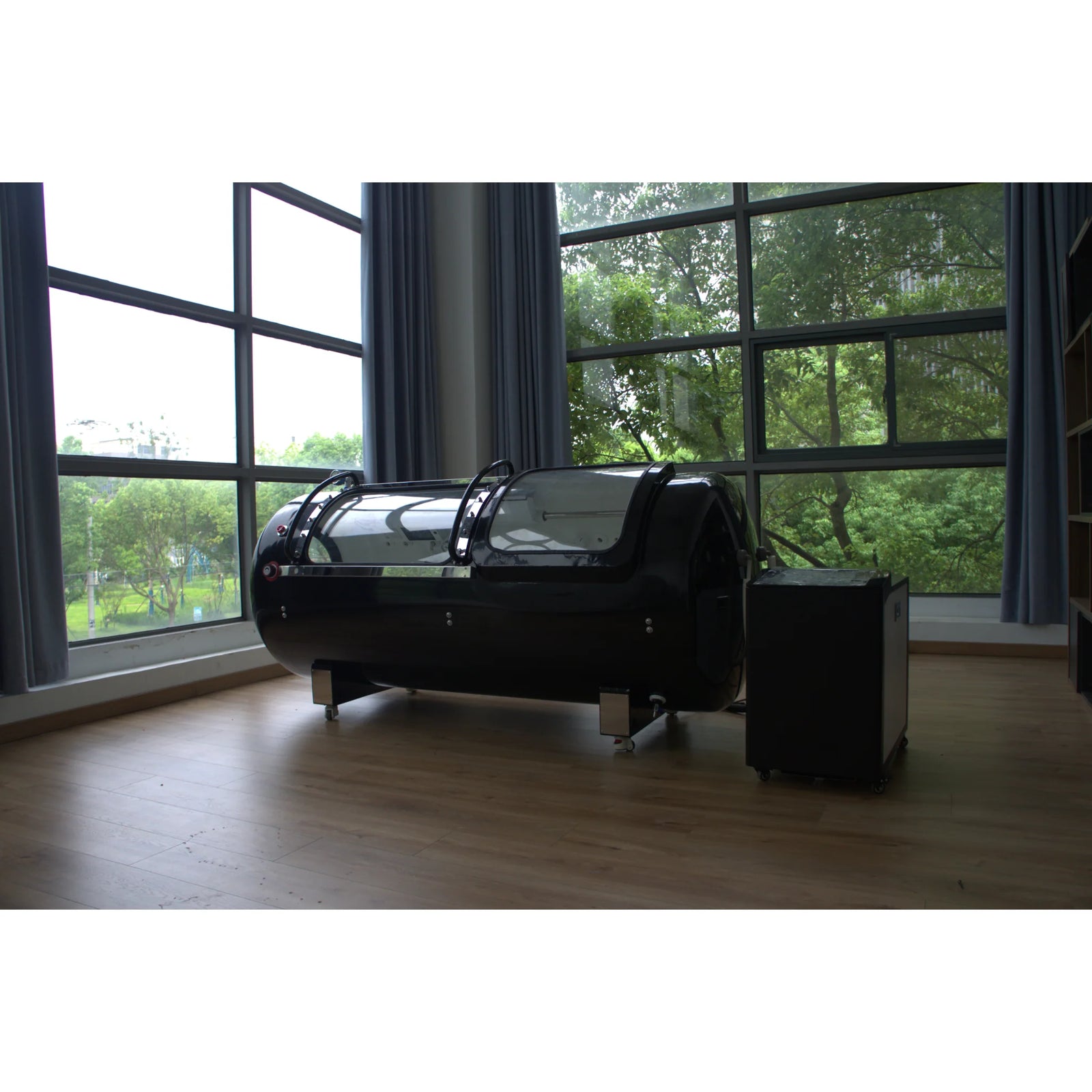 Macy-Pan HP2202-90 Diamond Hard-Shell Hyperbaric Chamber – chamber from a low angle