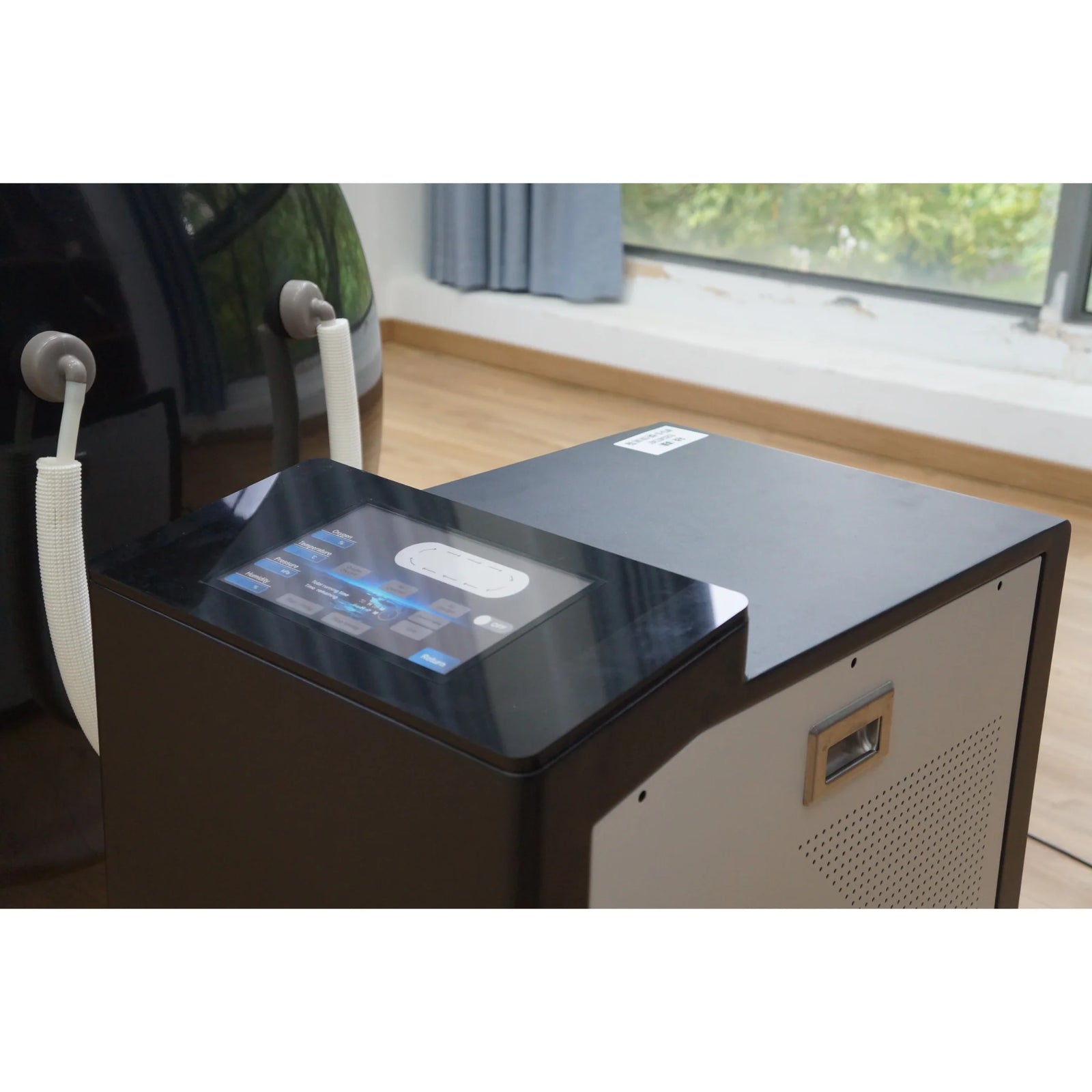 Macy-Pan HP2202-90 Diamond Hard-Shell Hyperbaric Chamber – touchscreen console close-up