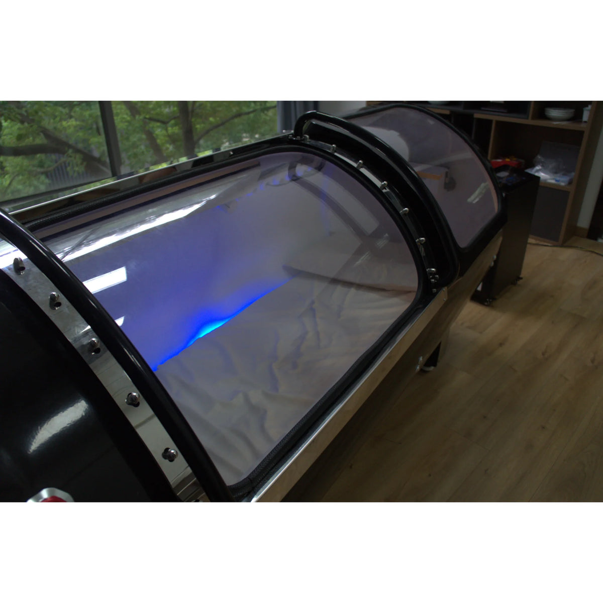 Macy-Pan HP2202-90 Diamond Hard-Shell Hyperbaric Chamber – window close-up with blue lighting