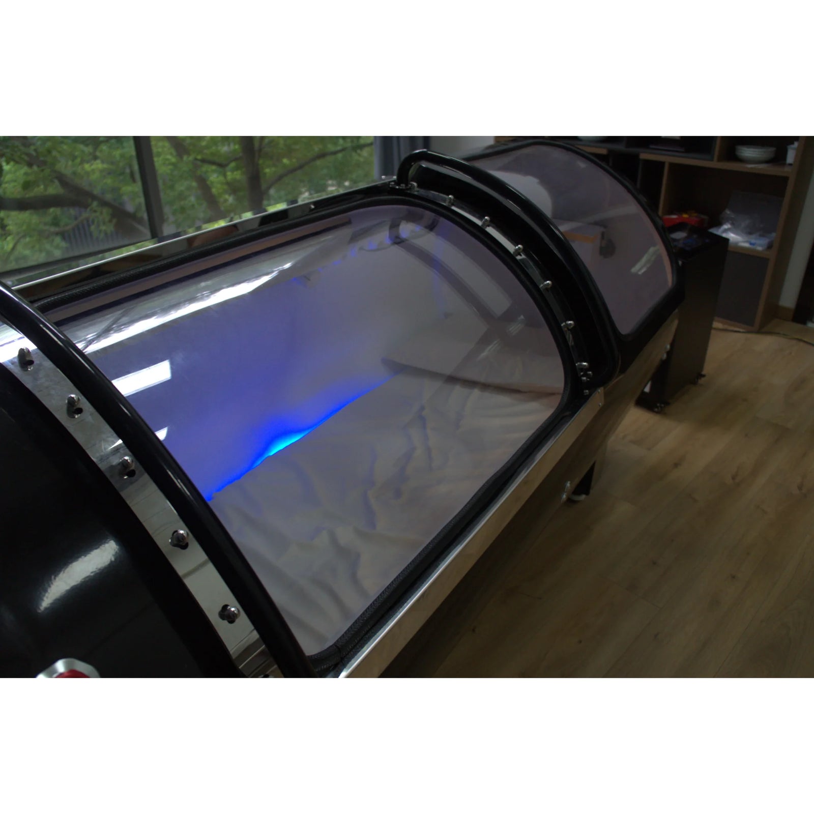 Macy-Pan HP2202-90 Diamond Hard-Shell Hyperbaric Chamber – window close-up with blue lighting