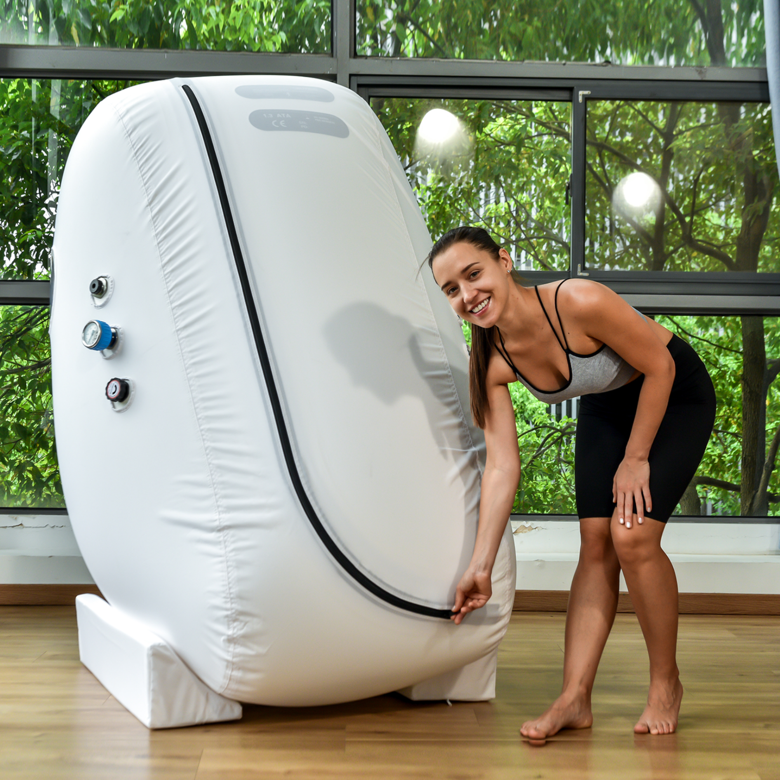 Macy-Pan L1 Sitting Hyperbaric Chamber – woman opening the zipper