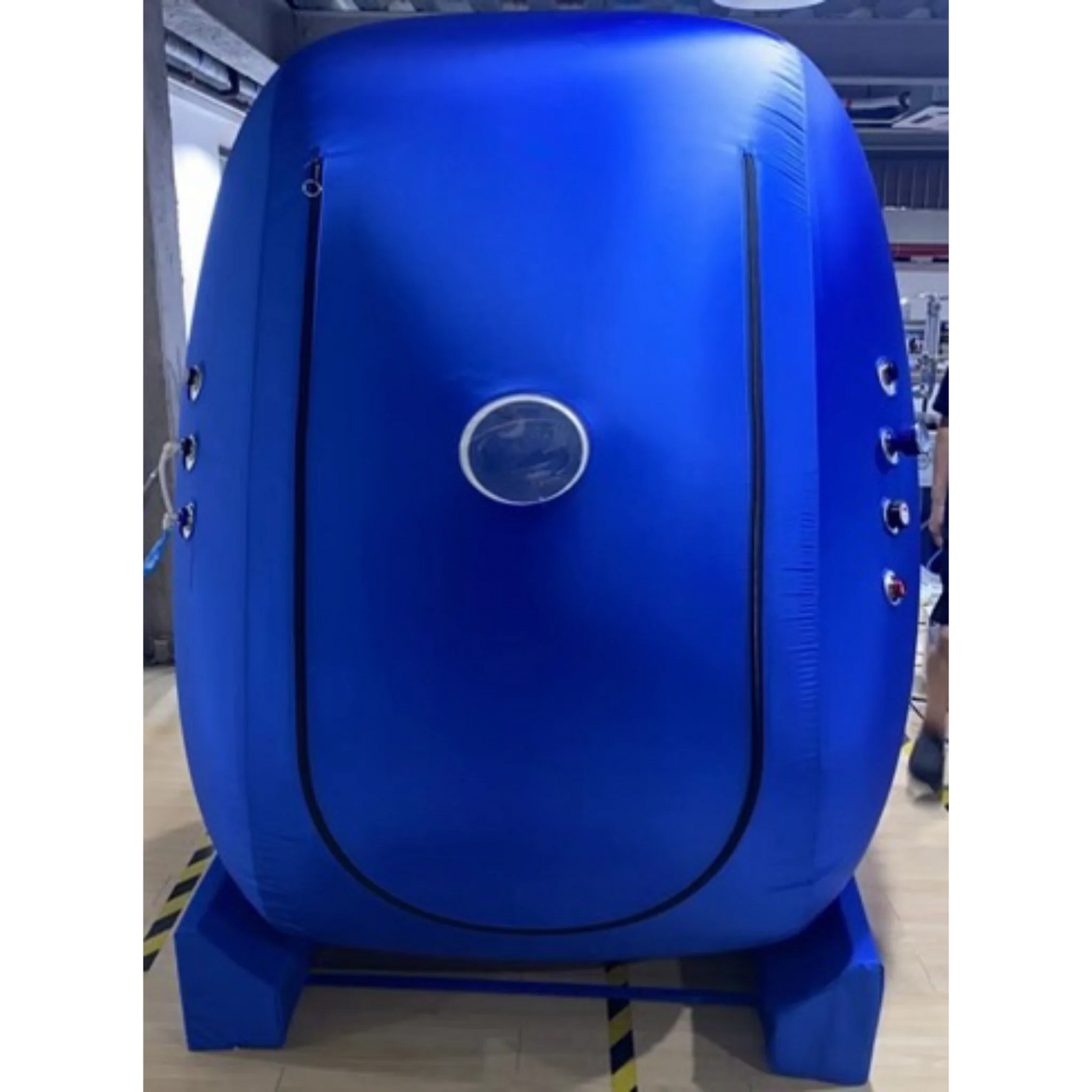 Macy-Pan MC4500 Vertical Soft Hyperbaric Chamber – front view of the chamber