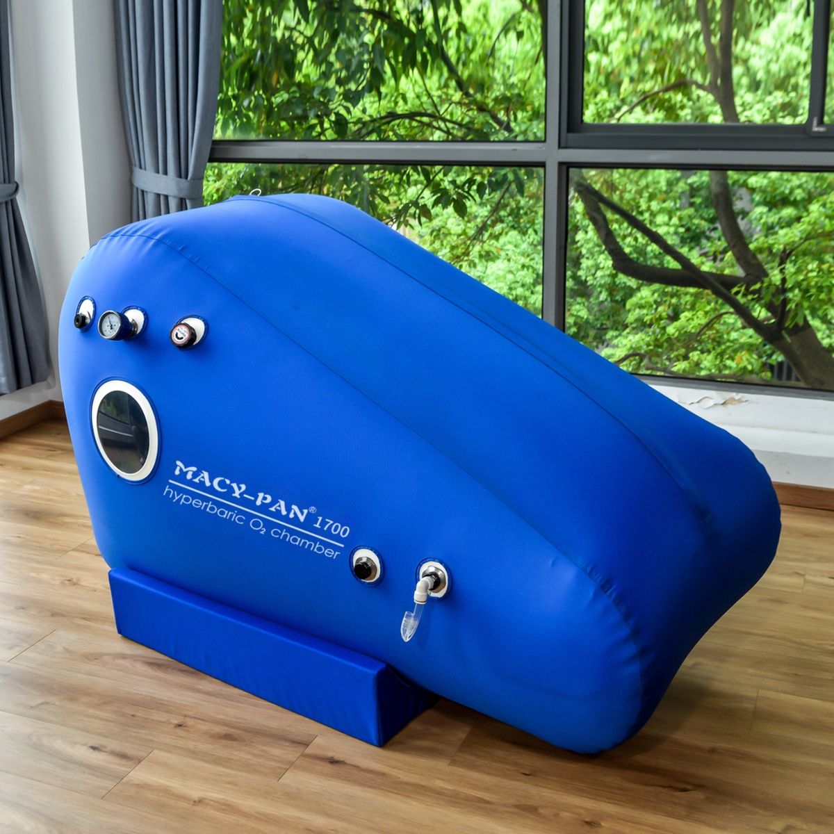 Macy-Pan ST1700 Compact Sitting Hyperbaric Chamber – chamber angled side view