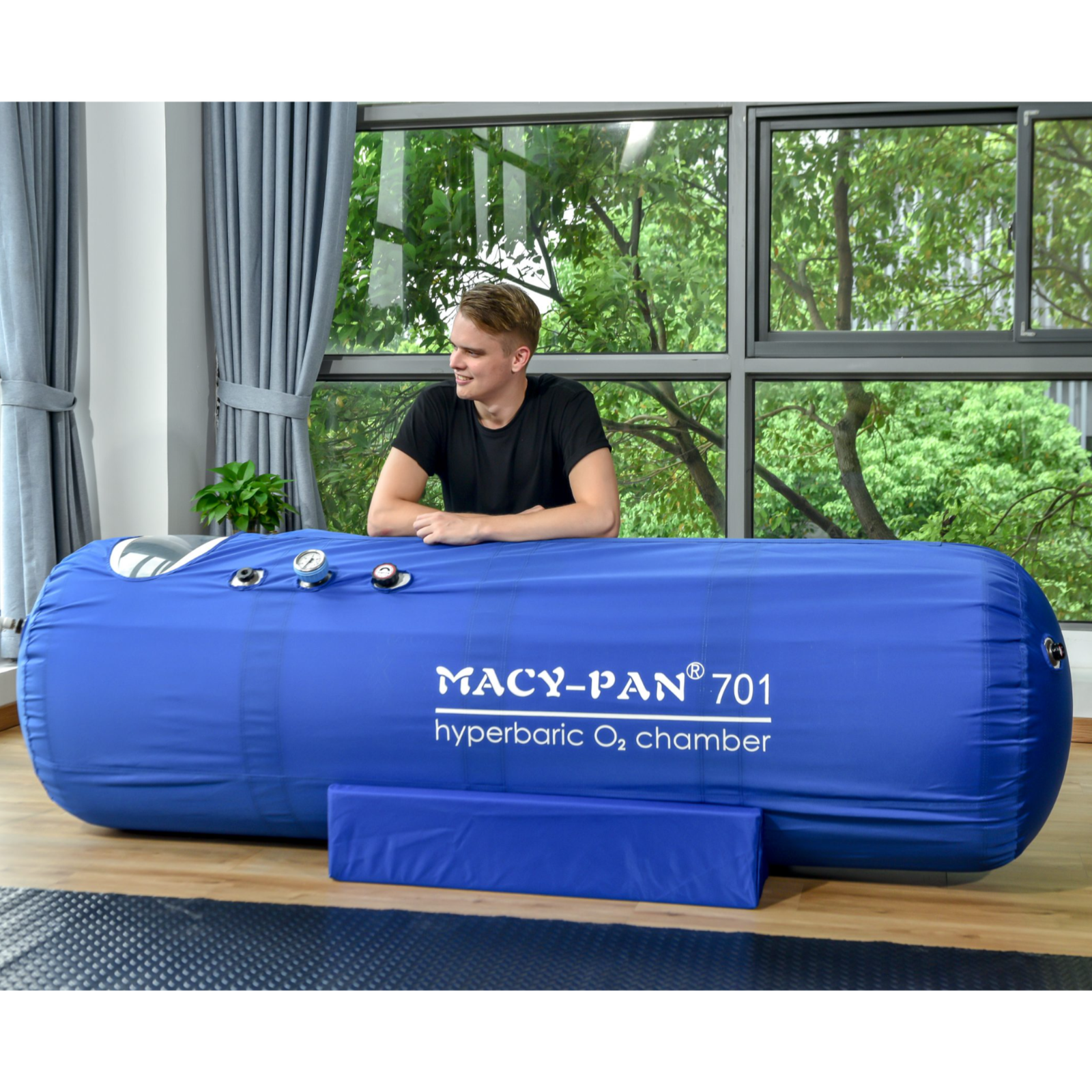 Macy-Pan ST701 Soft Lying Hyperbaric Chamber – man leaning on the chamber