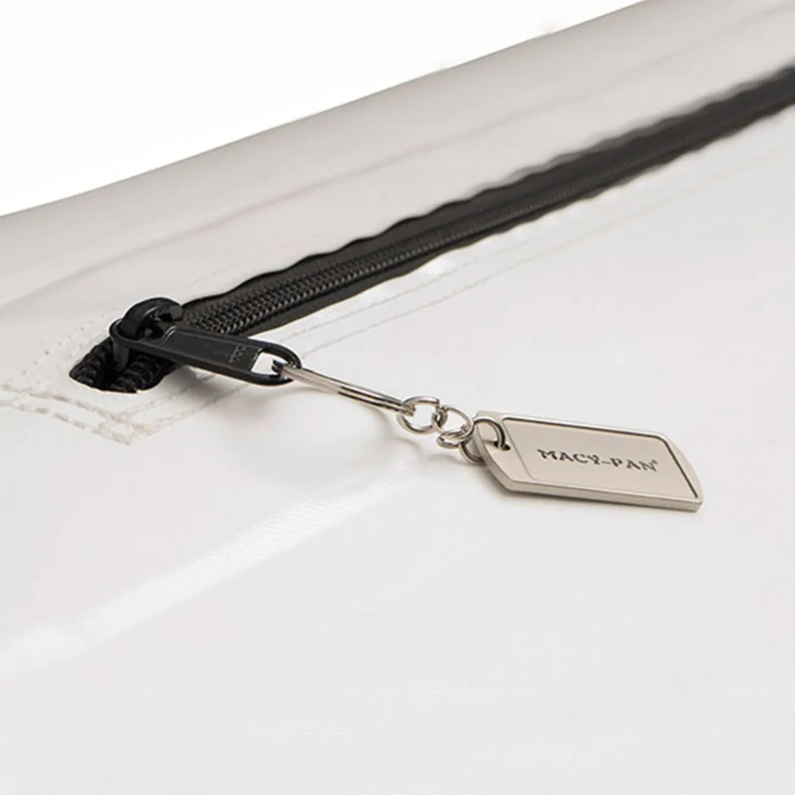 Macy-Pan ST801 Soft Lying Hyperbaric Chamber – close-up of the zipper pull