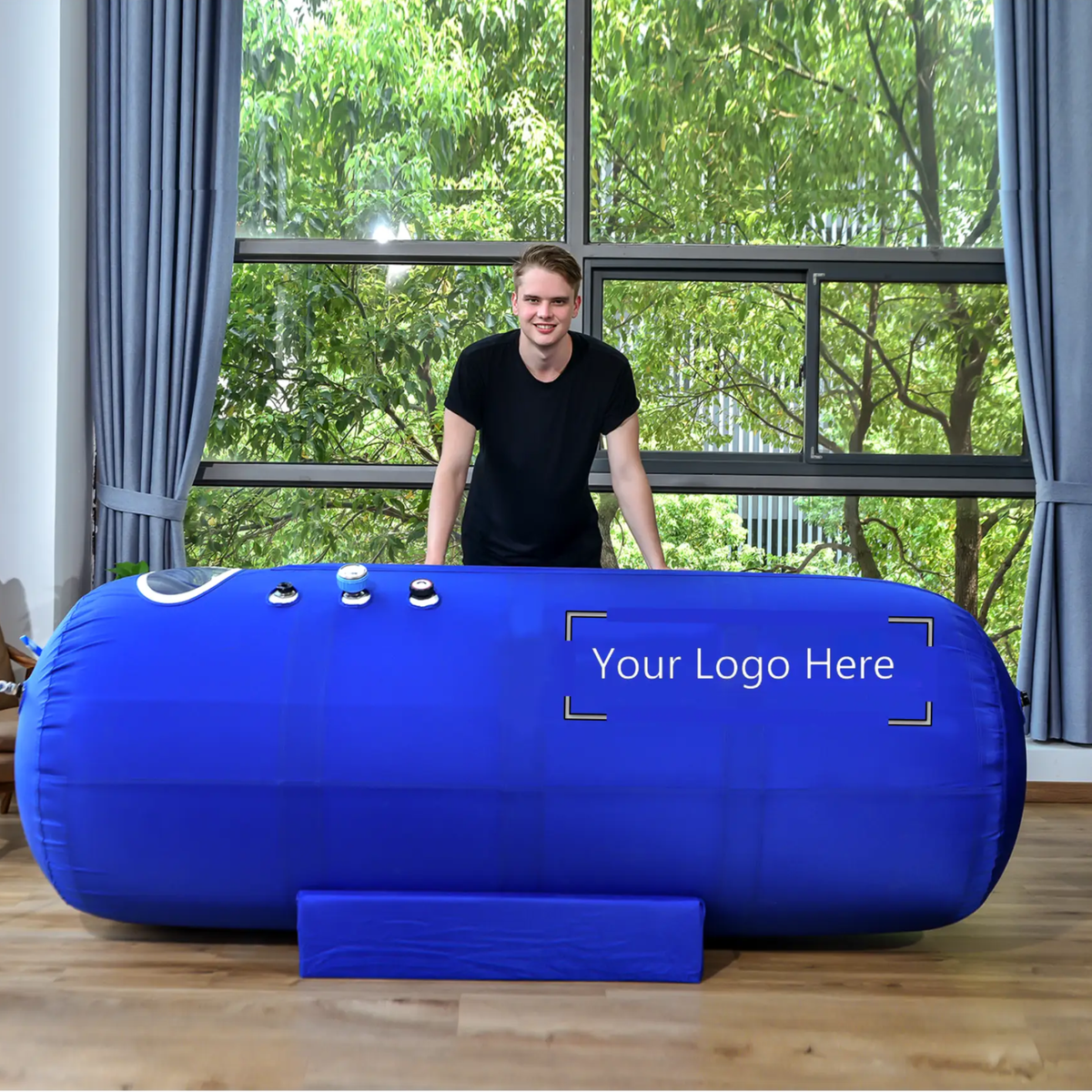 Macy-Pan ST901 Large Soft Lying Hyperbaric Chamber – man beside the chamber