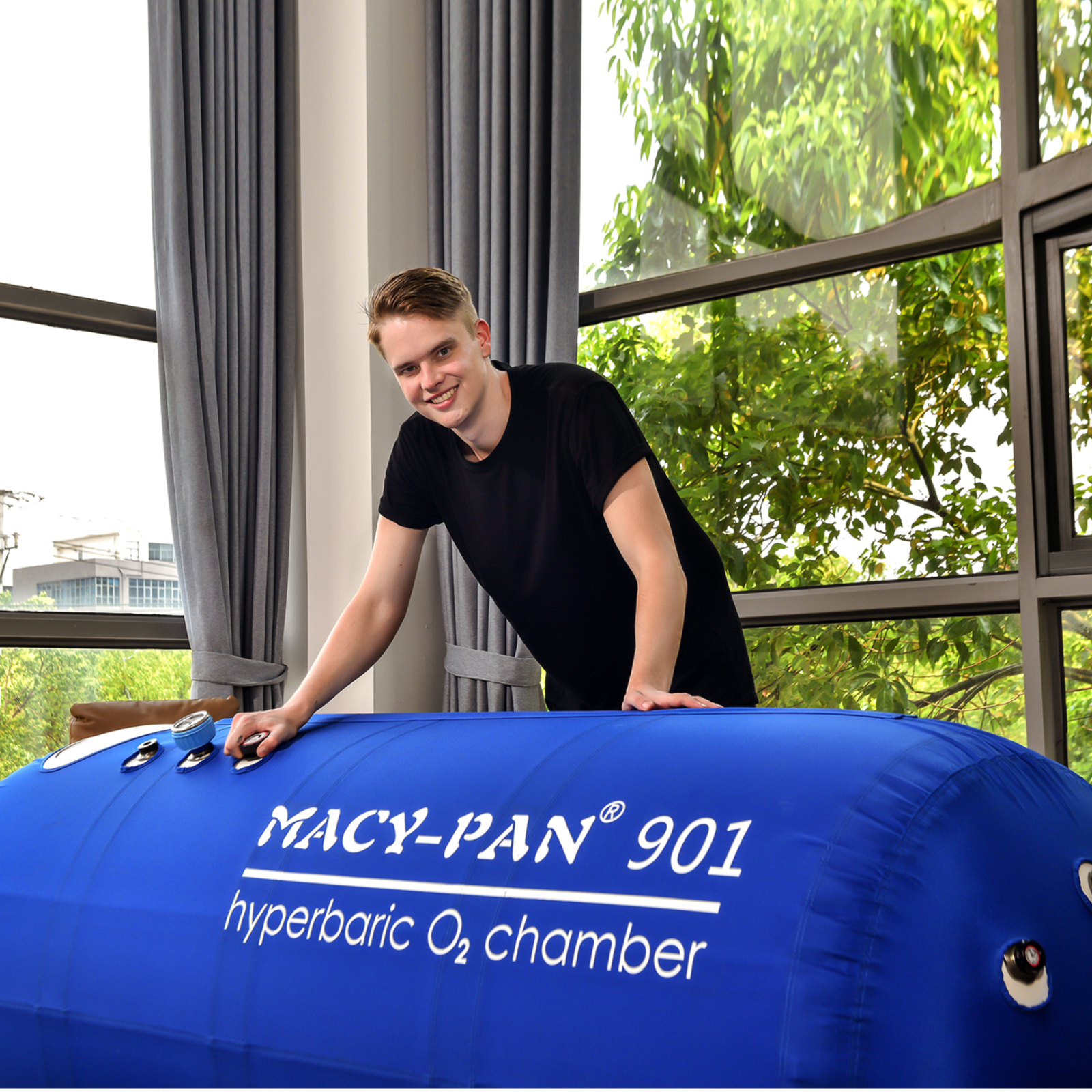 Macy-Pan ST901 Large Soft Lying Hyperbaric Chamber – man leaning on the chamber from another angle