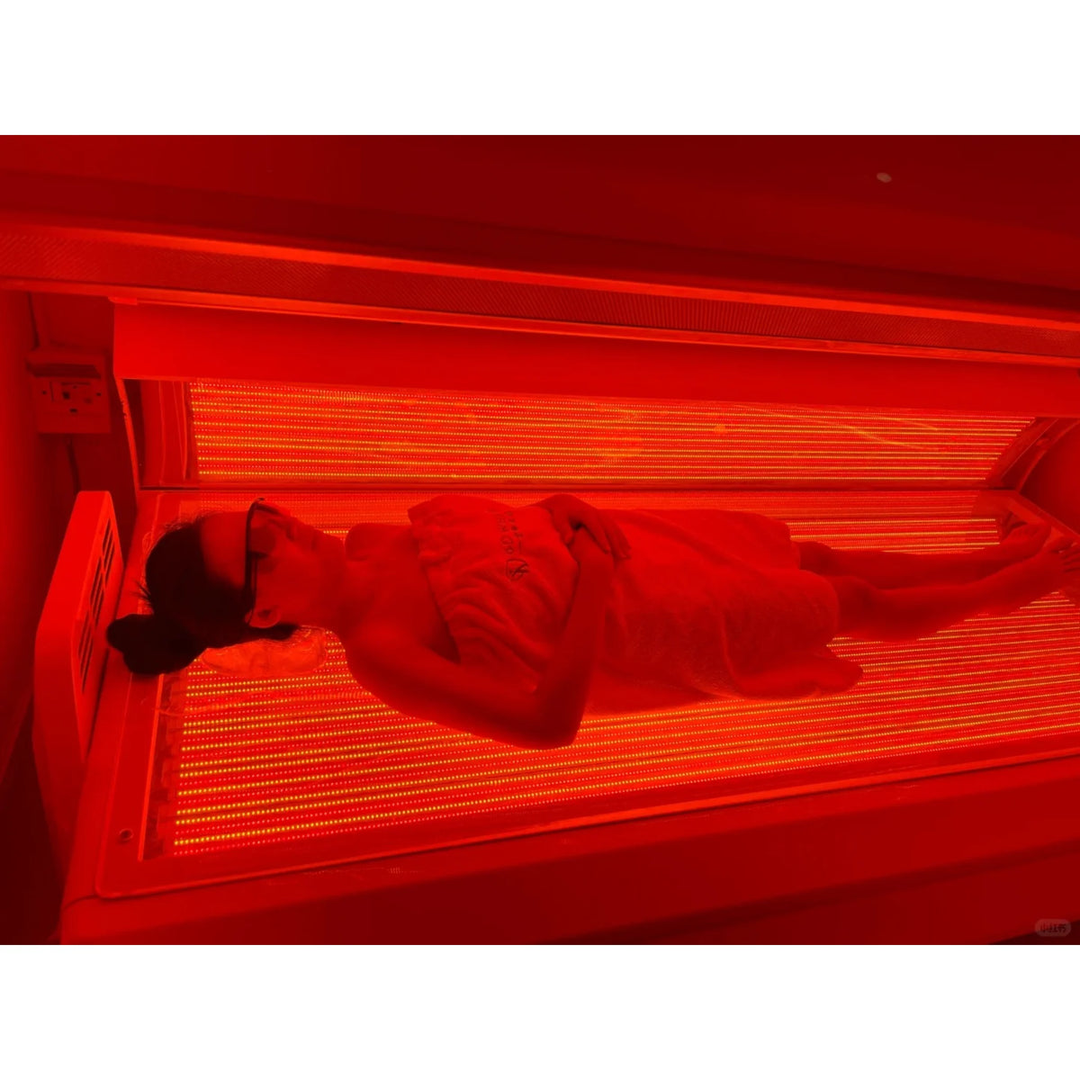 Merican M6N Whole-Body Red Light Therapy Bed – person lying in the bed under red light