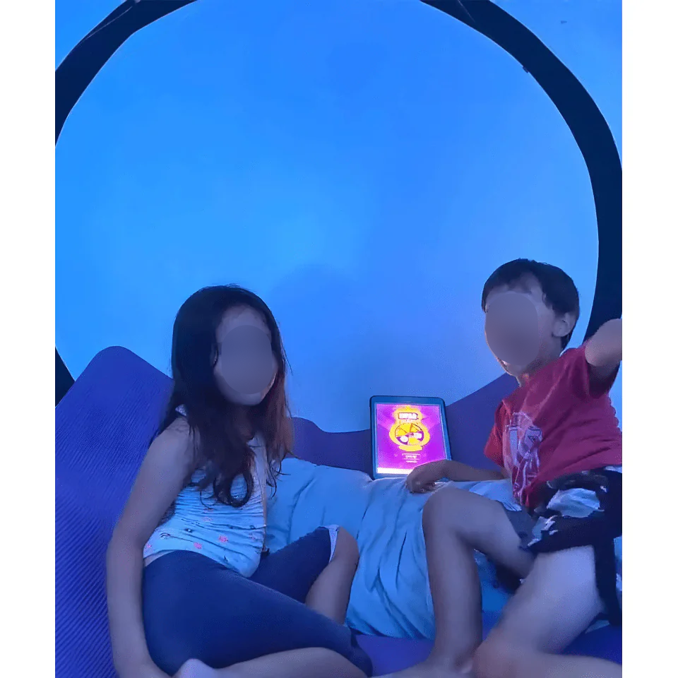 Newtowne C4-Tent Walk-In Hyperbaric Chamber – children sitting inside the chamber