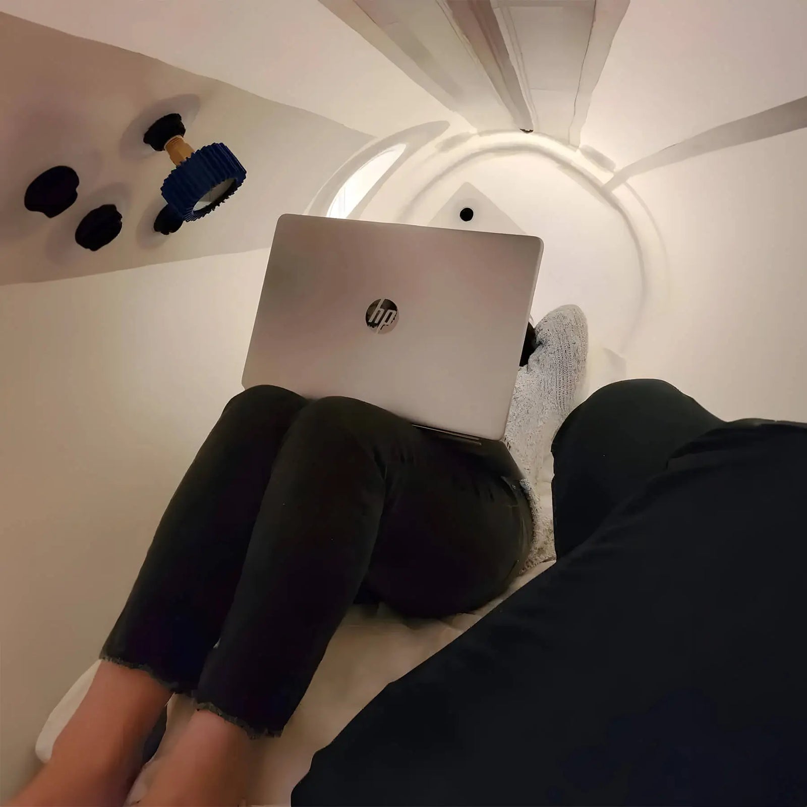 Newtowne Hyperbarics C4-34 Home Hyperbaric Chamber – laptop use inside the chamber
