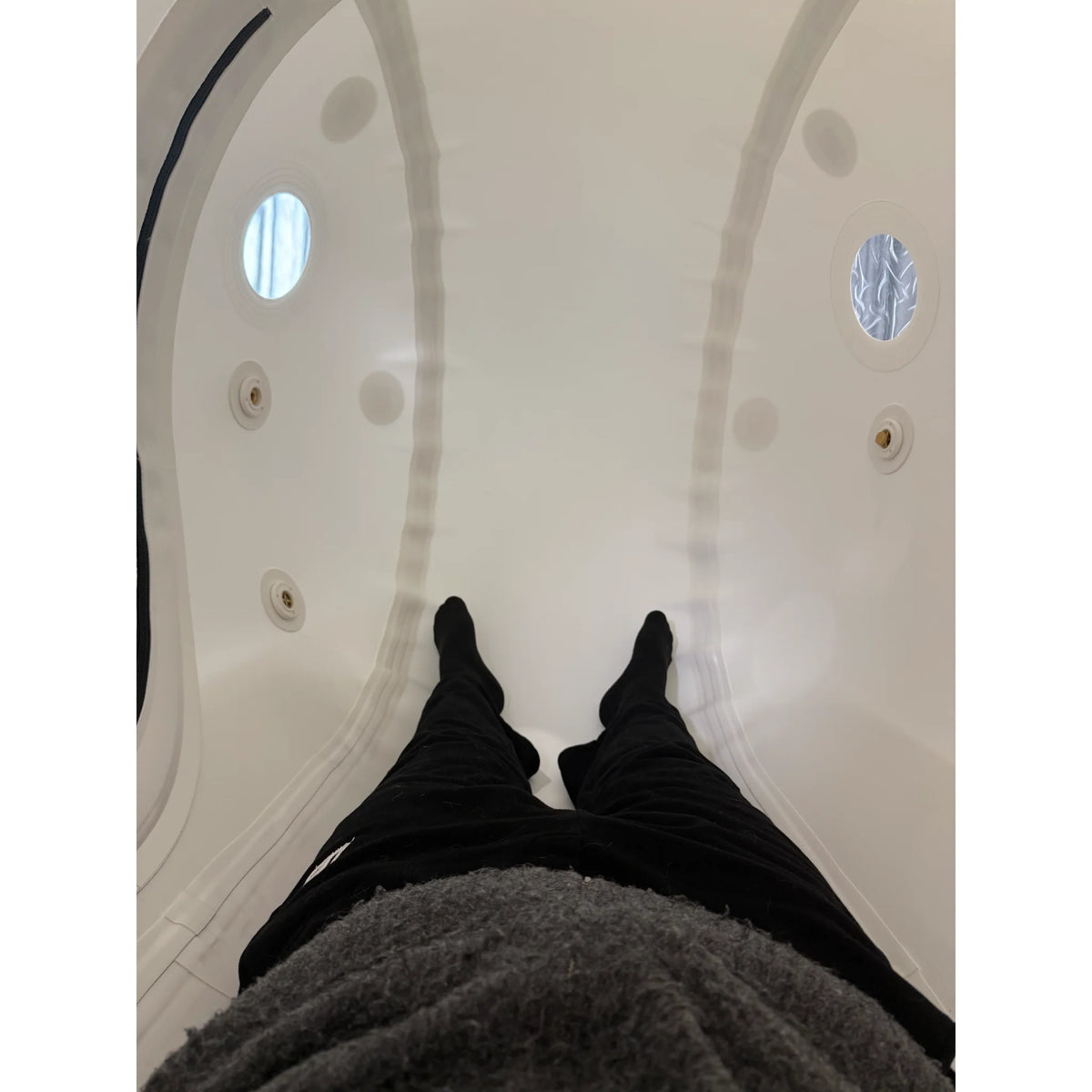 Oxyair OLV-RZT01 Soft Hyperbaric Chamber – interior with a blanket