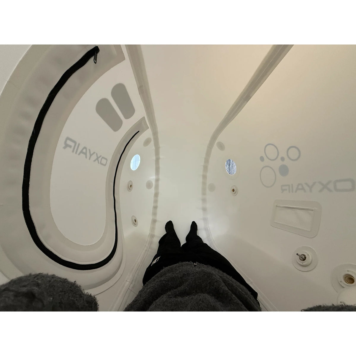 Oxyair OLV-RZT01 Soft Hyperbaric Chamber – interior with a zipper and gauge