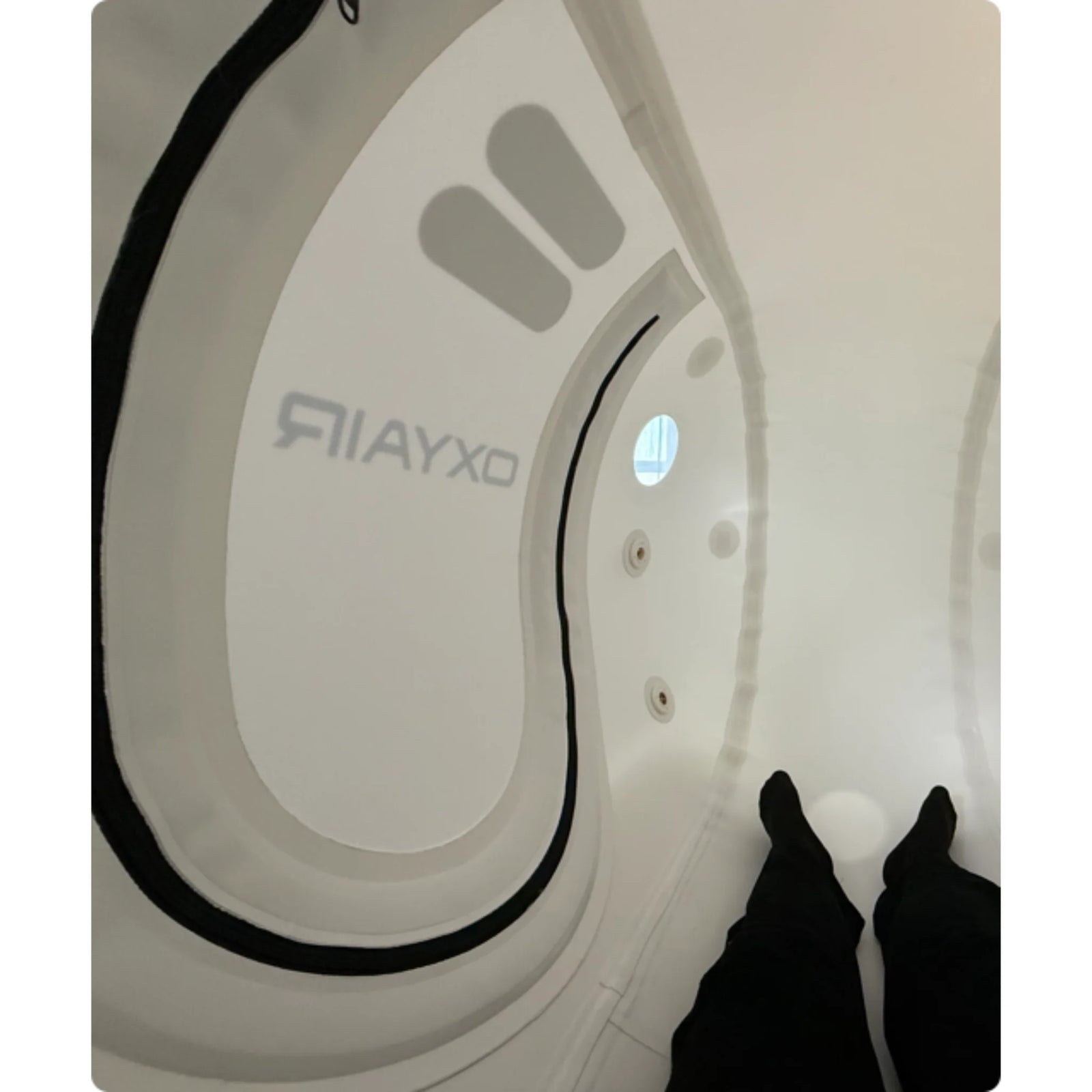 Oxyair OLV-RZT01 Soft Hyperbaric Chamber – interior with a zipper and side windows