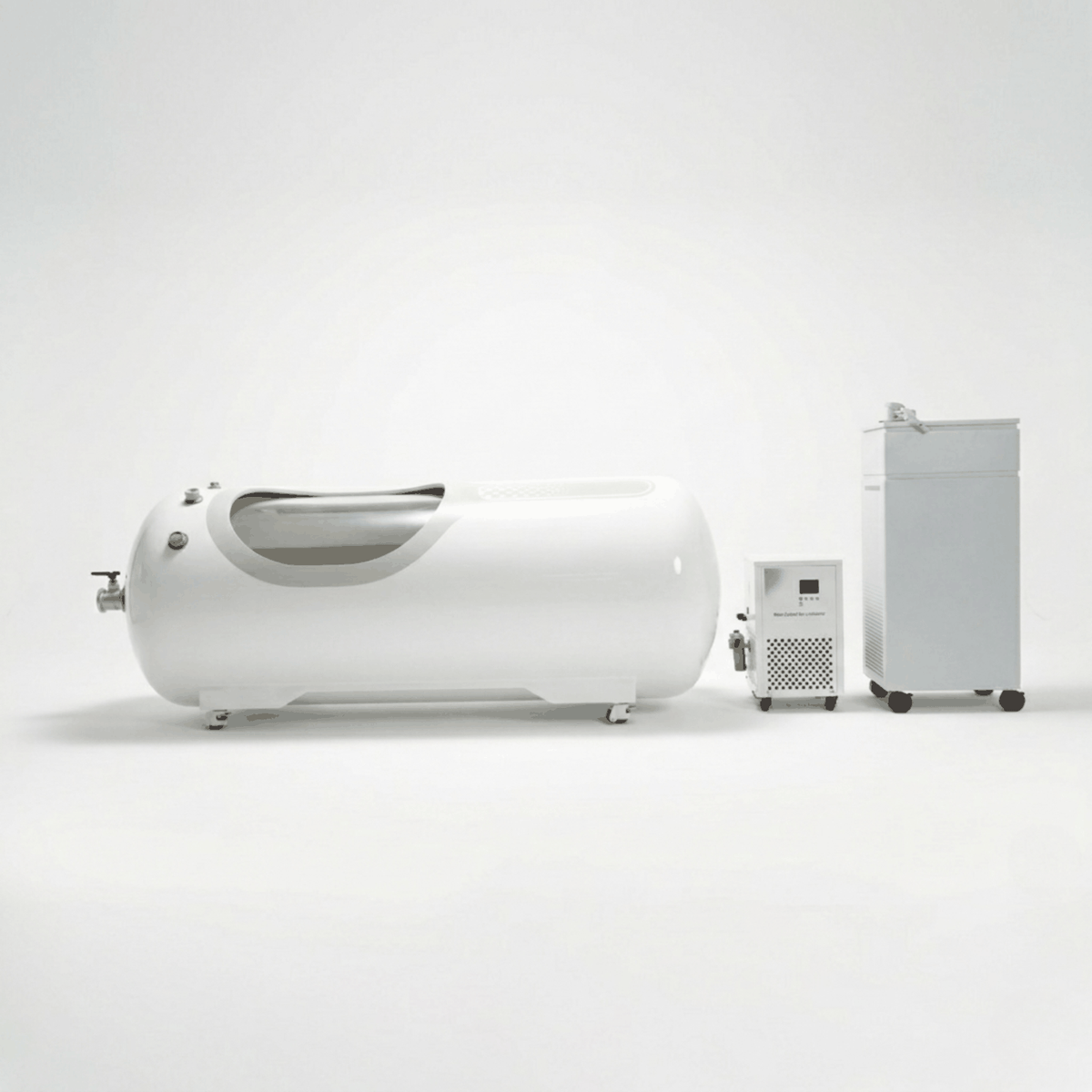 Oxyair OLV-YTD04 1.5–2.0 ATA Hard-Shell Hyperbaric Chamber – white chamber beside its machines