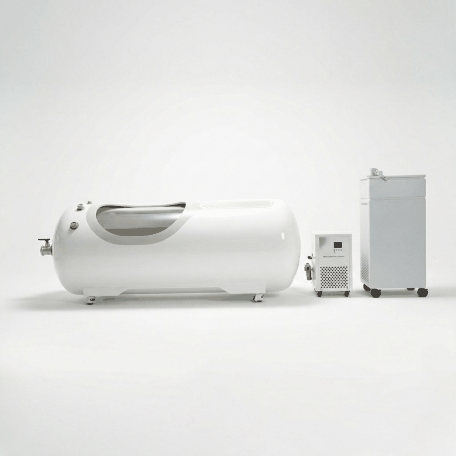 Oxyair OLV-YTD04 1.5–2.0 ATA Hard-Shell Hyperbaric Chamber – white chamber beside its machines